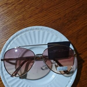 Tommy Hilfinger Aviator/Pilot style sunglasses With Gold Tone.